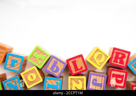 Bunte Holz ABC Alphabet Baby Entwicklung Blöcke Stockfoto