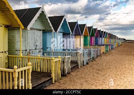 Strandhütten am West Mersea Strand. West Mersea Beach, Mersea Island, Colchester, Essex.
