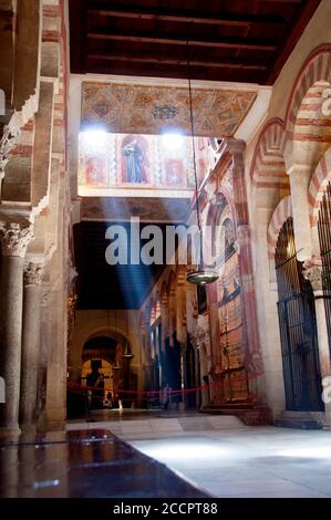 Die große Moschee von Cordoba ist einst eine Moschee, heute eine geweihte römisch-katholische Kirche, ein architektonisches Renaissancekonglomerat in Spanien. Stockfoto