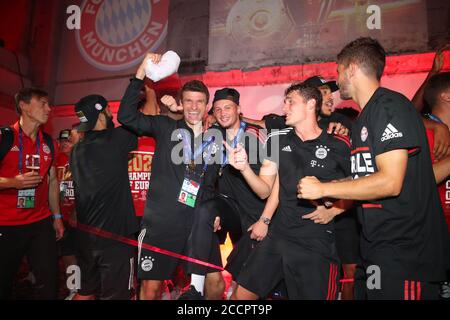 Lissabon, Lissabon, Portugal, 24. August 2020. Dreifachparty von Thomas MUELLER, MÜLLER, FCB 25 Mickael (Michael) CUISANCE, FCB 11 Benjamin PAVARD, FCB 5 Lucas HERNANDEZ (FCB 21) nach Spielparty des Teams FCB, die die Trophäe im Finale UEFA Champions League gewinnen, Abschlussturnier FC BAYERN MÜNCHEN - PARIS ST. GERMAIN (PSG) 1-0 in Season 2019/2020, FCB, © Peter Schatz / Alamy Live News - die UEFA-VORSCHRIFTEN VERBIETEN DIE VERWENDUNG VON FOTOS als BILDSEQUENZEN und/oder QUASI-VIDEO - Nationale und internationale Nachrichtenagenturen REDAKTIONELLE Verwendung NUR für die redaktionelle Verwendung Stockfoto