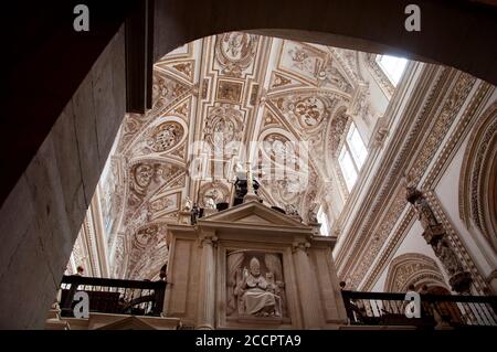 Seitenkapelle der Kathedrale von Cordoba, eine geweihte römisch-katholische Kirche in der Großen Moschee von Cordoba, Spanien. Stockfoto