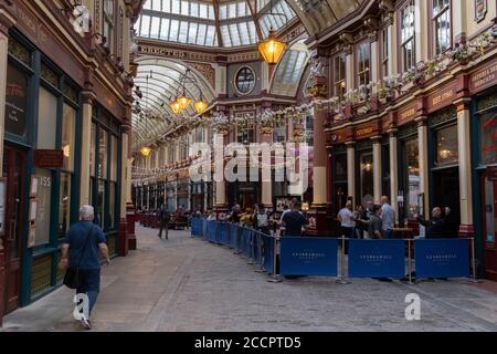 Obwohl die meisten Stadtarbeiter immer noch von zu Hause aus arbeiten, genießen andere Freitagabend-Drinks auf dem Leadenhall Market, dessen Bars und Restaurants kürzlich während der Sperre des Coronavirus-Pandemievirus am 21. August 2020 in London, England, wieder eröffnet wurden. Stockfoto