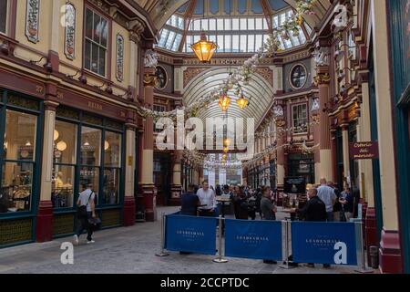 Obwohl die meisten Stadtarbeiter immer noch von zu Hause aus arbeiten, genießen andere Freitagabend-Drinks auf dem Leadenhall Market, dessen Bars und Restaurants kürzlich während der Sperre des Coronavirus-Pandemievirus am 21. August 2020 in London, England, wieder eröffnet wurden. Stockfoto