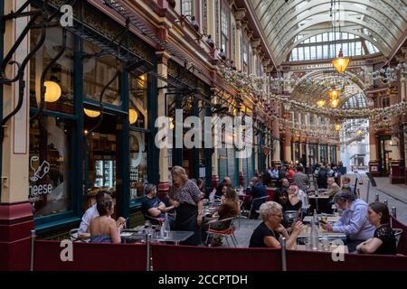 Obwohl die meisten Stadtarbeiter immer noch von zu Hause aus arbeiten, genießen andere Freitagabend-Drinks auf dem Leadenhall Market, dessen Bars und Restaurants kürzlich während der Sperre des Coronavirus-Pandemievirus am 21. August 2020 in London, England, wieder eröffnet wurden. Stockfoto