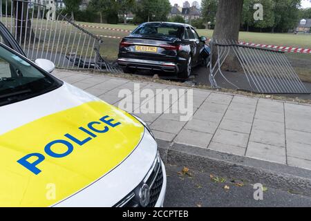Die Folgen eines abgestürzten Audi Autos, der am 21. August 2020 in London, Großbritannien, durch Geländer des Ruskin Park, einem öffentlichen Raum in Herne Hill, abgestürzt ist. Der Wagen wurde durch die Ferndene Road, eine Wohnstraße in Lambeth, rast gesehen, prallte mit großer Geschwindigkeit von einem Geschwindigkeitshöcker ab, kollidierte mit einem geparkten Auto und krachte durch Geländer. Die beiden Insassen verließen die Szene zu Fuß und niemand wurde verletzt. Zwei Männer wurden später eingesperrt. Stockfoto