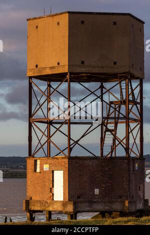 Radarturm in der Kriegszeit in Coalhouse Fort, East Tilbury, Thurrock, Essex, Großbritannien. Zweiter Weltkrieg niedriger Radarturm verkleidet als Wasserturm am Flussufer Stockfoto