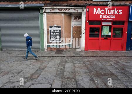 Geschlossen Fisch-und Chip-Shop und ein Kebab-Shop, Derby, England Stockfoto