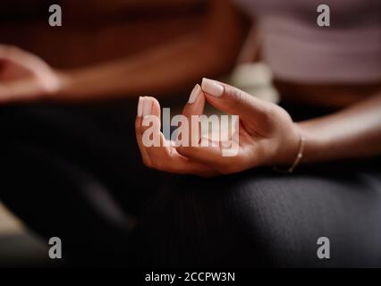 Nahaufnahme von jungen weiblichen Handmudra, während sie im Lotus sitzen Position und Meditation Stockfoto