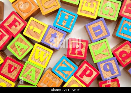 Bunte Holz ABC Alphabet Baby Entwicklung Blöcke Stockfoto