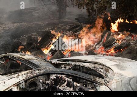 Boulder Creek, Kalifornien, USA. August 2020. Boulder CreekÃs alle Volunteer Fire Crews kämpfen gegen den CZU Lightning Complex Fire: Boulder Creek Area, in der Nähe von Santa Cruz. Quelle: Amy Katz/ZUMA Wire/Alamy Live News Stockfoto