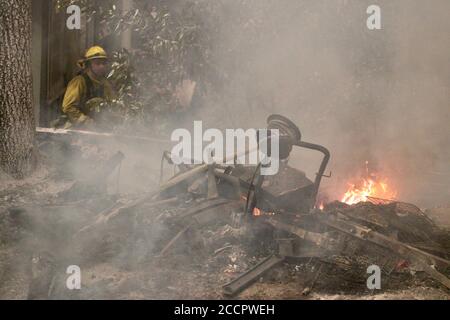 Boulder Creek, Kalifornien, USA. August 2020. Boulder Creek's alle Volunteer Fire Crews kämpfen gegen den CZU Lightning Complex Fire: Boulder Creek Gegend, in der Nähe von Santa Cruz. Quelle: Amy Katz/ZUMA Wire/Alamy Live News Stockfoto