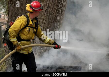 Boulder Creek, Kalifornien, USA. August 2020. Boulder Creek's alle Volunteer Fire Crews kämpfen gegen den CZU Lightning Complex Fire: Boulder Creek Gegend, in der Nähe von Santa Cruz. Quelle: Amy Katz/ZUMA Wire/Alamy Live News Stockfoto