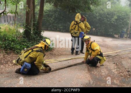 Boulder Creek, Kalifornien, USA. August 2020. Boulder CreekÃs alle Volunteer Fire Crews kämpfen gegen den CZU Lightning Complex Fire: Boulder Creek Area, in der Nähe von Santa Cruz. Quelle: Amy Katz/ZUMA Wire/Alamy Live News Stockfoto