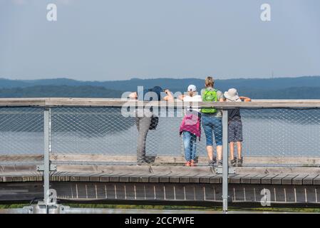 Prora, Deutschland. August 2020. Touristen genießen den Blick vom 40 Meter hohen Aussichtsturm auf dem Baumkronenweg. Der Turm wurde um eine Kupferbuche gebaut. Sie hat die Form eines Adlerhorstes und befindet sich im Naturdenkmal-Zentrum in einem Buchenwald auf der Insel Rügen. Der Baumkronenweg ist insgesamt 1250 Meter lang. Quelle: Stephan Schulz/dpa-Zentralbild/ZB/dpa/Alamy Live News Stockfoto