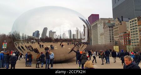 Cloud Gate, eine öffentliche Skulptur aus Edelstahl, auch bekannt als "The Bean" im Millennium Park, Chicago Illinois, USA Stockfoto