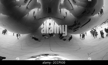 Cloud Gate, eine öffentliche Skulptur aus Edelstahl, auch bekannt als "The Bean" im Millennium Park, Chicago Illinois, USA Stockfoto