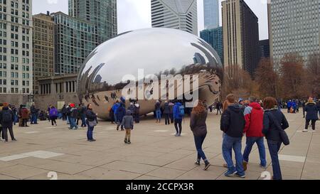 Cloud Gate, eine öffentliche Skulptur aus Edelstahl, auch bekannt als "The Bean" im Millennium Park, Chicago Illinois, USA Stockfoto