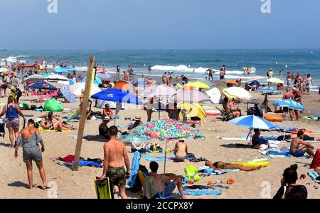 Marseillan, Frankreich. August 2020. Badegäste im warmen Mittelmeer in Marseillan Plage. Quelle: Waltraud Grubitzsch/dpa-Zentralbild/ZB/dpa/Alamy Live News Stockfoto