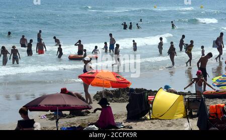 Marseillan, Frankreich. August 2020. Badegäste im warmen Mittelmeer in Marseillan Plage. Quelle: Waltraud Grubitzsch/dpa-Zentralbild/ZB/dpa/Alamy Live News Stockfoto