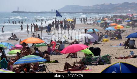 Marseillan, Frankreich. August 2020. Badegäste im warmen Mittelmeer in Marseillan Plage. Quelle: Waltraud Grubitzsch/dpa-Zentralbild/ZB/dpa/Alamy Live News Stockfoto