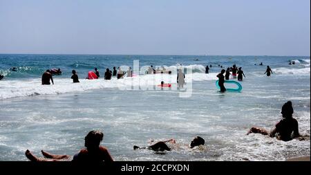 Marseillan, Frankreich. August 2020. Badegäste im warmen Mittelmeer in Marseillan Plage. Quelle: Waltraud Grubitzsch/dpa-Zentralbild/ZB/dpa/Alamy Live News Stockfoto