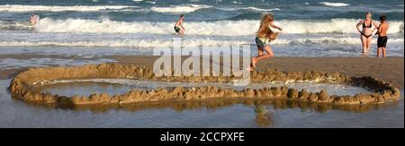 Marseillan, Frankreich. August 2020. Badegäste im warmen Mittelmeer in Marseillan Plage. Quelle: Waltraud Grubitzsch/dpa-Zentralbild/ZB/dpa/Alamy Live News Stockfoto