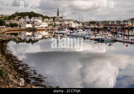 Wolken bilden sich über Killybegs Habour in Co Donegal, Irland Stockfoto