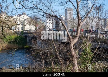 Blick auf das Galway Diocesan Pastoral Center und die Salmon Weir Bridge am Corrib River in Galway, Irland Stockfoto