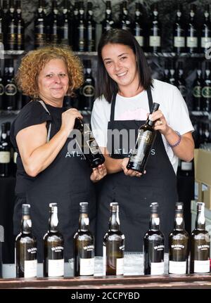 FUNCHAL, MADEIRA, PORUGAL - 3. SEPTEMBER 2016: Weinproduzenten ermutigen zur Verkostung ihrer Weine während des Madeira Wine Festival in Funchal auf Madeira, Portugal, Stockfoto