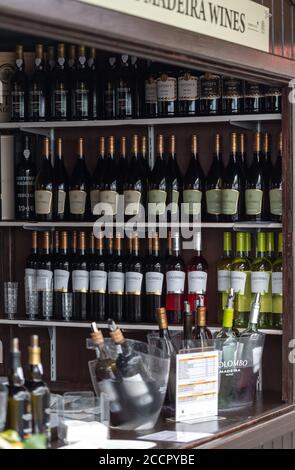 FUNCHAL, MADEIRA, PORUGAL - 3. SEPTEMBER 2016: Weinproduzenten ermutigen zur Verkostung ihrer Weine während des Madeira Wine Festival in Funchal auf Madeira, Portugal, Stockfoto