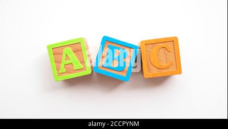ABC Buchstaben aus bunten Holz Baby Entwicklung Blöcke Stockfoto