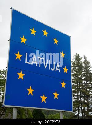 Grenzzeichen von Lettland an der Grenze zwischen Lettland und Litauen. Stockfoto