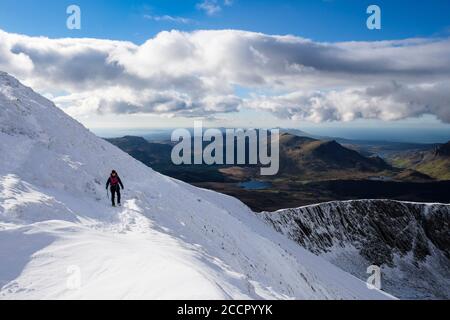 Wandern auf dem Rhyd DDU-Pfad am Bwlch Main auf dem Mt Snowdon mit tiefem Schnee im Winter im Snowdonia National Park. Gwynedd, Nordwales, Großbritannien Stockfoto