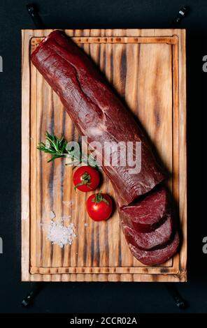 Rohes Filet Fleisch auf schwarzem Hintergrund. Stockfoto