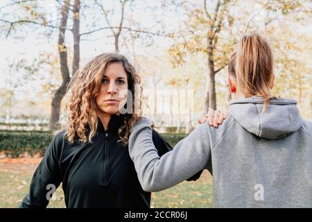 Ein paar Frauen trainieren im Freien im Park Stockfoto