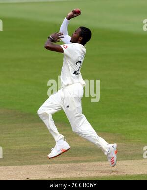 Englands Jofra Archer bowls am vierten Tag des dritten Testmatches im Ageas Bowl in Southampton. Stockfoto