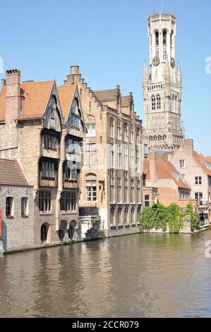 Blick auf den Belfort und einen der Kanäle von Brügge (Belgien) vom Dock des Rozenhoedkaai Stockfoto