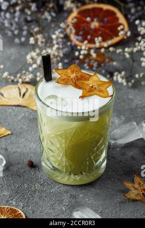 Whiskey Sour Cocktail - Bourbon mit Zitronensaft, Zuckersirup und Eierweiß Stockfoto