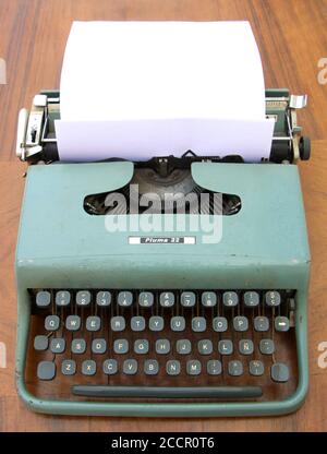 Foto einer alten Olivetti Pluma 22 mechanische qwerty-Schreibmaschine in funktionstüchtigem Zustand mit spanischer Tastatur, entworfen von Marcello Nizzoli in1949 Stockfoto