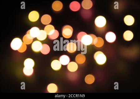 Abstrakter Bokeh nigth Hintergrund. Bunte magische Lichter Hintergrund, Dekoration für die Party. Neonlicht-Leuchteffekt. Blaues Leuchten Stockfoto