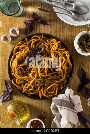 Bucatini Pasta mit sizilianischen Mandelpesto. Traditionelle vegane italienische Küche Stockfoto