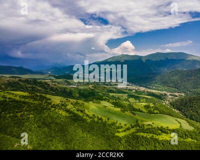 Fantastische Luftaufnahme der Landschaft von Dilijan in Armenien Stockfoto