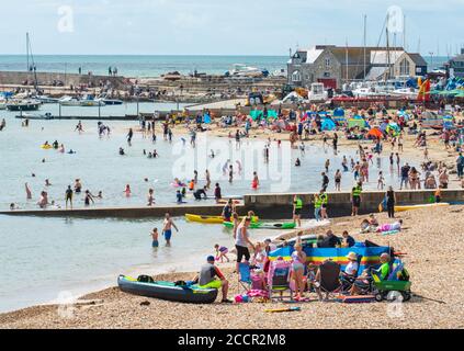 Lyme Regis, Dorset, Großbritannien. August 2020. UK Wetter: Urlauber, Familien und Strandgänger machen das Beste aus dem heißen und sonnigen Wetter im Seebad Lyme Regis. Später in der Woche werden die nassen und stürmischen Bedingungen die Küste treffen. Kredit: Celia McMahon/Alamy Live Nachrichten Stockfoto