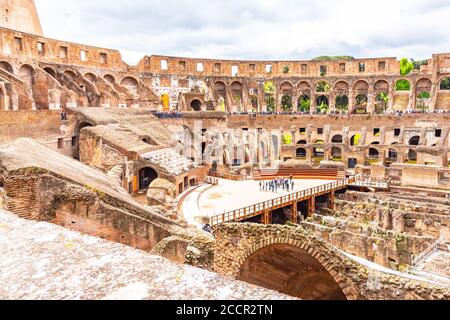 ROM, ITALIEN - 6. MAI 2019: Das Kolosseum, auch Coliseum oder Flavian Amphiteatre genannt - das größte Amphitheater der Welt im Zentrum von Rom, Italien. Stockfoto