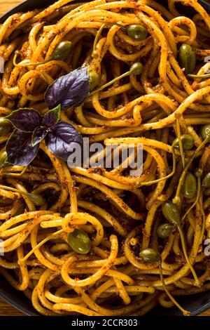 Bucatini Pasta mit sizilianischen Mandelpesto. Traditionelle vegane italienische Küche Stockfoto