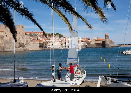 Segelcrew bereiten am Hafen von Collioure mit beachelten Segelboote Stockfoto