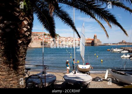 Der Hafen von Collioure im Süden Frankreichs mit Segelboote auf dem Strand Stockfoto