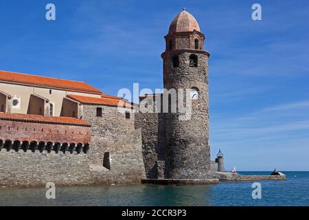 Der historische Leuchtturm am malerischen Badeort und Hafen Von Collioure im Süden Frankreichs Stockfoto