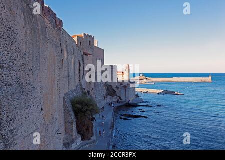 Die imposanten Mauern des Château Royal de Collioure im malerischen Badeort und Hafen von Collioure in Südfrankreich. Stockfoto