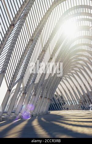 Athen, Griechenland - August 03 2020: Stahlbogen im Olympiastadion in Athen, gebaut für die Olympischen Spiele 2004 von Santiago Calatrava Stockfoto